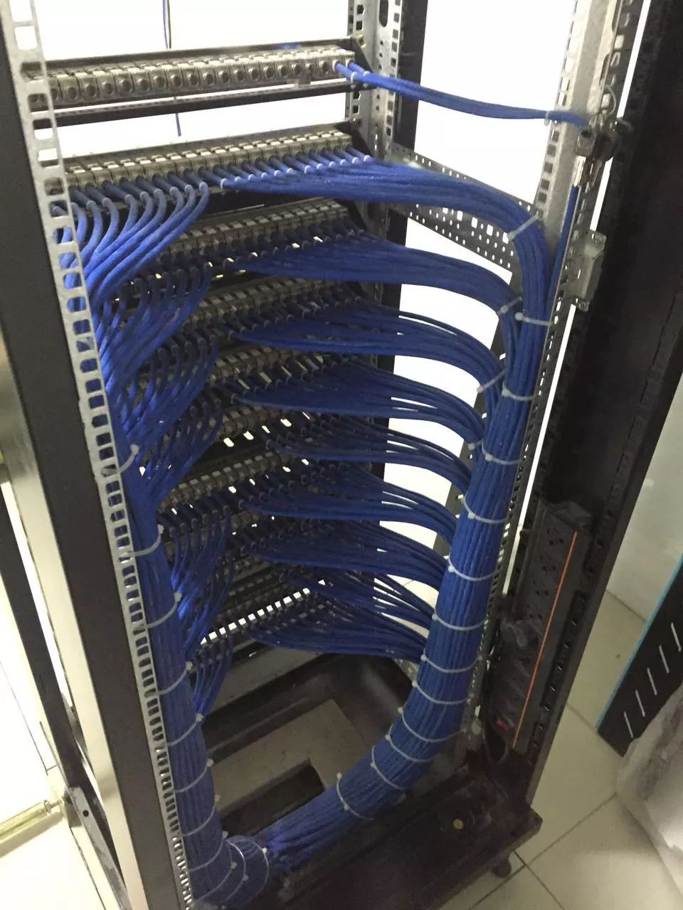 弱電工程機柜理線施工與網(wǎng)絡(luò)工程施工標(biāo)準(zhǔn)流程展示